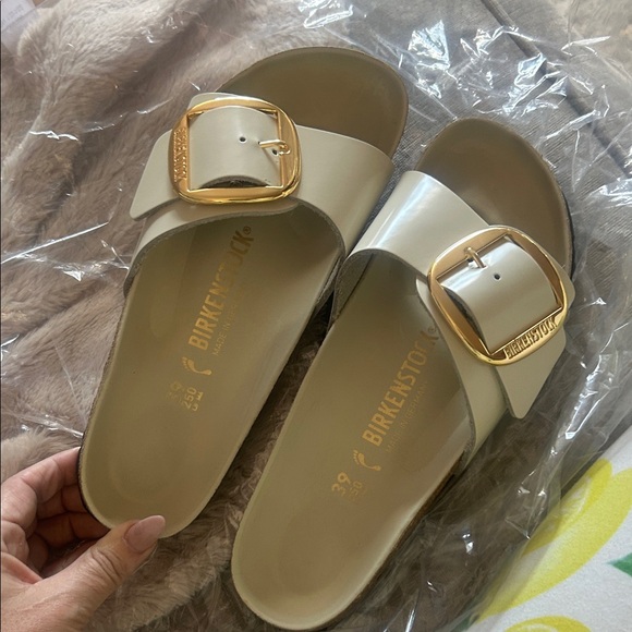 New - Birkenstock Women's Sandals in Cream with Gold Buckle - Picture 1 of 7